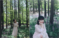 森の中、子犬と一緒のIU