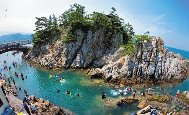 夏のレジャー盛りだくさん、荘湖港は天然のプール！