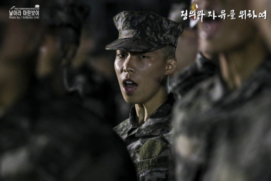 徴兵：楽童イ・チャンヒョク、「海兵隊」訓練兵姿を公開