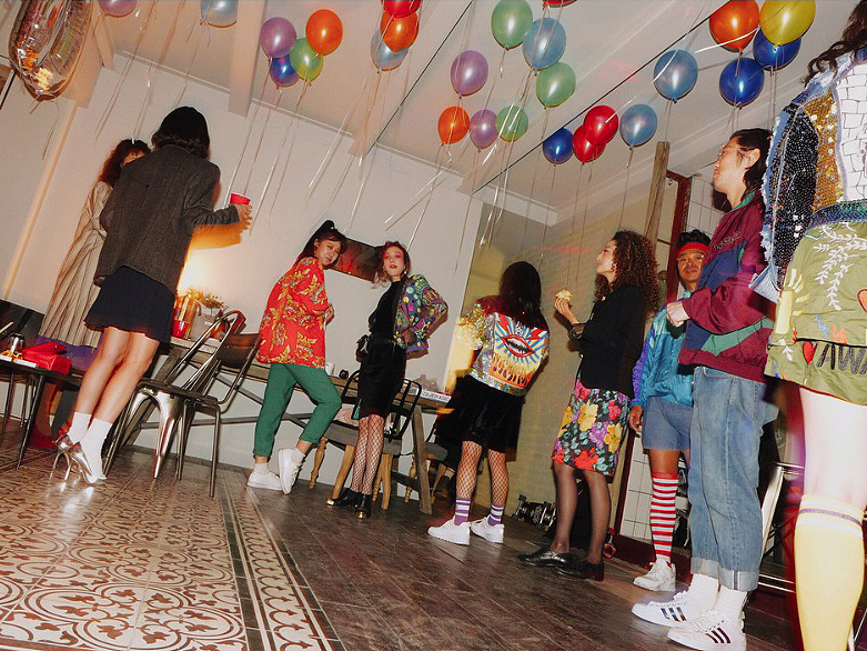 ソン・ダムビの誕生パーティー、コンセプトは「70年代復古スタイル」