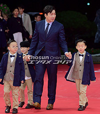 【フォト】ソン・イルグク、三つ子の息子と出席=釜山映画祭