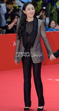 【フォト】ムン・グニョン、透けトップスがセクシー＝釜山映画祭