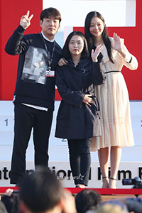 【フォト】釜山映画祭であいさつする『小公女』キャストと監督
