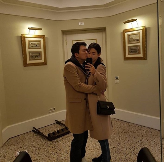 「新婚旅行中」ソ・ユジョン、夫と「おそろいコート」で自撮り公開