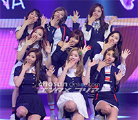 TWICE日本初シングル1位、初週20万枚超は今年度初=オリコン