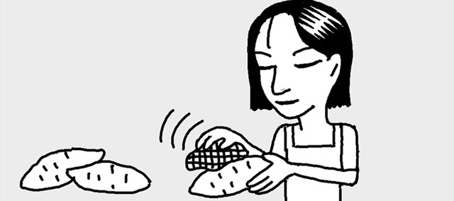 サツマイモの皮をむく時はタマネギのネットで