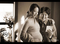 妊娠中のチョ・ユニ、夫イ・ドンゴンとの2ショット写真公開