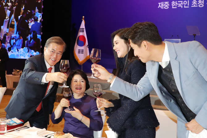 チュ・ジャヒョン＆ユー・シャオグァン、中国で文大統領夫妻と対面
