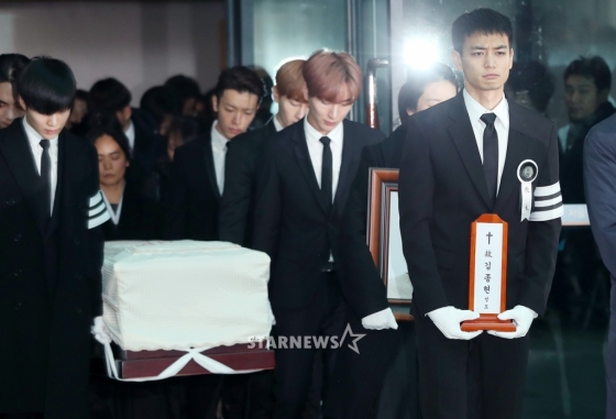 ジョンヒョンさんと永遠の別れ　事務所仲間・SHINee・ファンが見送る中で出棺