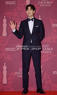 【フォト】キム・ジソク、完璧なスーツ姿=MBC演技大賞