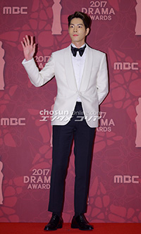 【フォト】ホワイトスーツでおしゃれした、ホン・ジョンヒョン=MBC演技大賞