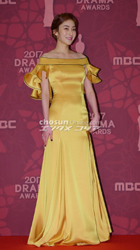 【フォト】ワン・ジウォン、鮮やかな黄色いドレス=MBC演技大賞