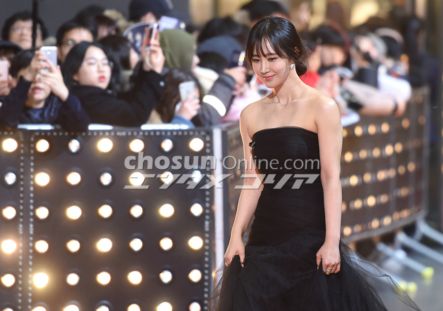 【フォト】少女時代ユリ「エレガントな黒のドレス」＝2017 SBS演技大賞