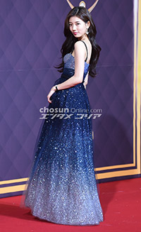 【フォト】スジのドレスはグラデーション=2017 SBS演技大賞