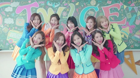 TWICEが「Y！mobile」CMでTTポーズ