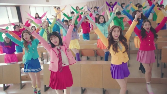 TWICEが「Y！mobile」CMでTTポーズ