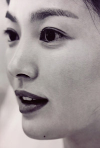 アップで捉えたソン・ヘギョの美しい横顔