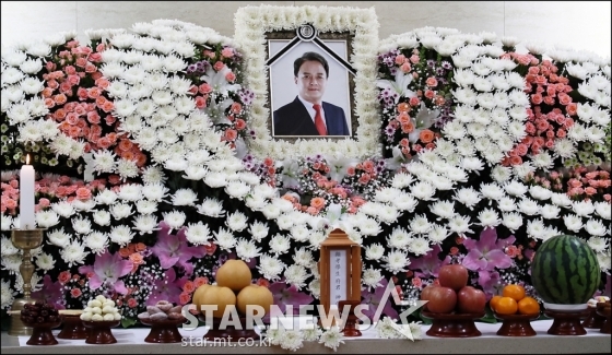 チョ・ミンギさん葬儀は非公開で、遺族ら取材拒否