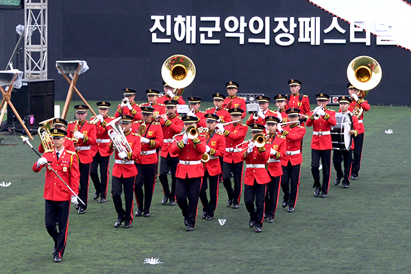 韓国最大の桜祭り「鎮海軍港祭」開幕、インスタ映えスポットはココ！