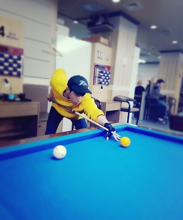 東方神起ユンホ、堂に入ったビリヤード姿