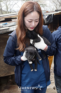【フォト】食用犬救助に乗り出した女優キム・ヒョジン