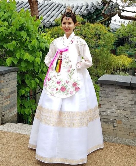 ハン・チェア、結婚式で美しい韓服姿を披露