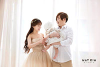 ムン・ヒジュン&ソユルの娘が1歳の誕生日、家族写真公開