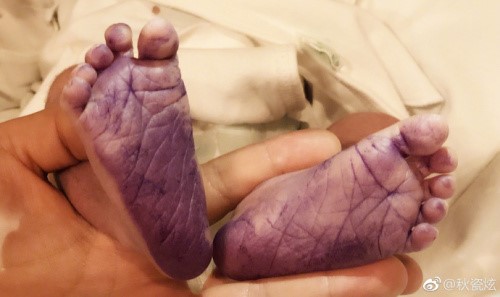 第一子出産のチュ・ジャヒョン、子どもの足形公開