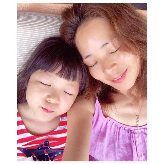 42歳になったSHIHO、紗蘭ちゃんと仲良く2ショット