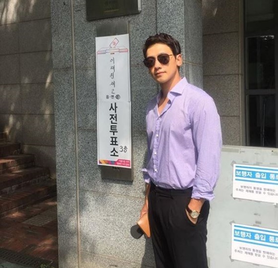 期日前投票を済ませたRAIN＝統一地方選