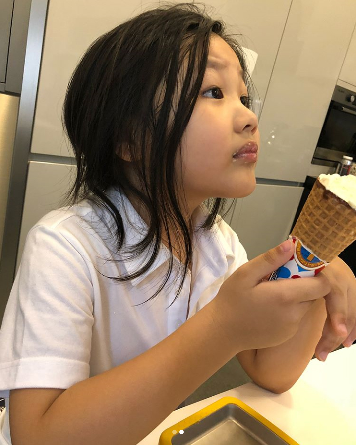 オム・テウンの娘ジオンちゃん、アイスクリームに舌鼓