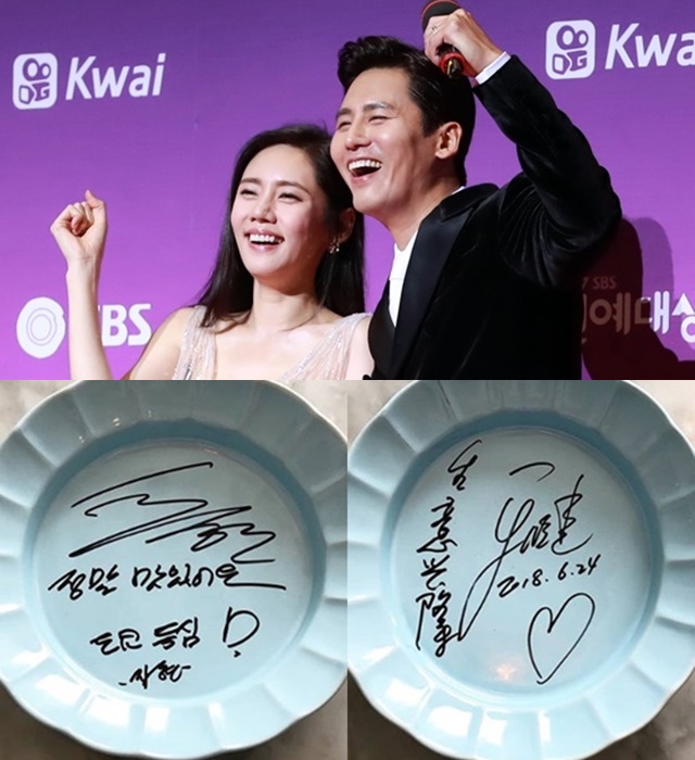 ▲チュ・ジャヒョンのサインが書かれた皿（左）と、ユー・シャオグァンのサインが書かれた皿。／写真＝外食企業のインスタグラムより