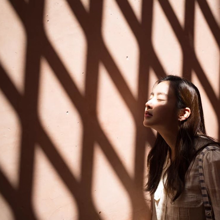 まさに芸術的！　影の網に捕らえられたカン・ソラ