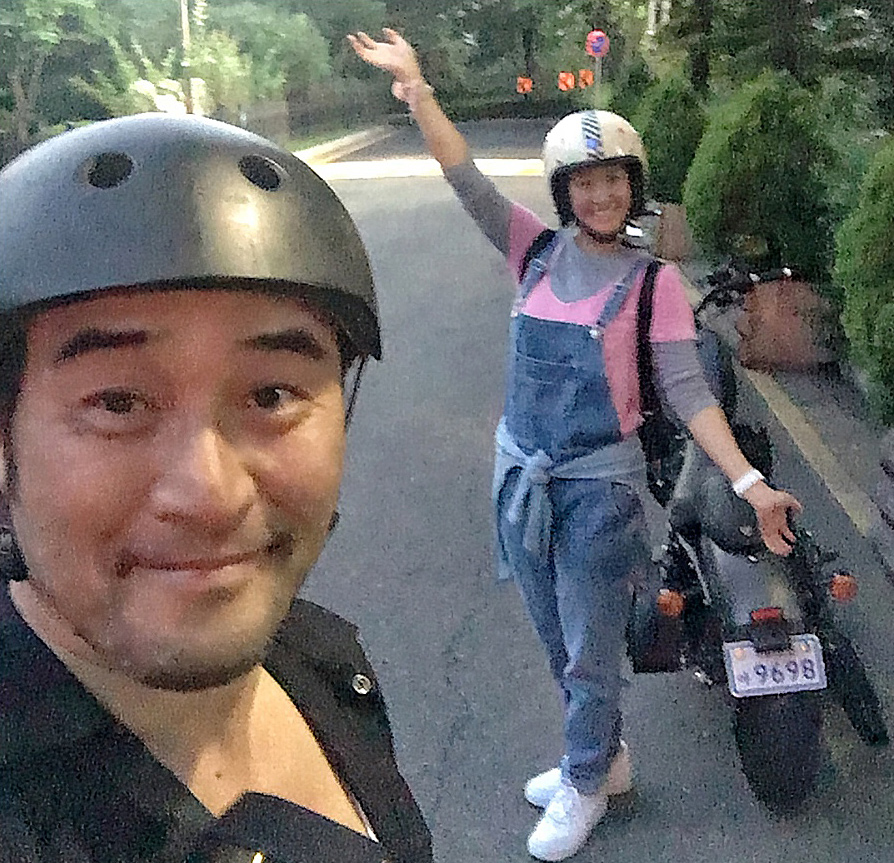 カン・ジュウン、夫チェーミンスとバイクでデート