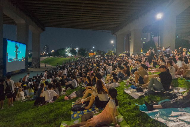 夏の夜、漢江の橋の下で映画を鑑賞しよう！