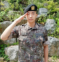 徴兵:2PMウヨン、中隊長訓練兵として訓練所修了式