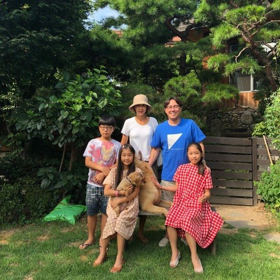 ユン・ジョンシン＆田美螺夫妻、子ども3人と一緒に家族写真