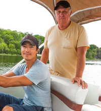 ダニエル・へニー、父親と一緒にボート上でパチリ