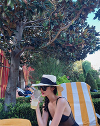 黒のシースルー水着姿を披露するジェシカ