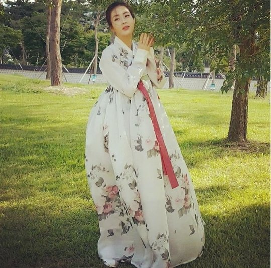 「韓国代表級」韓服姿のカン・ソラ「楽しい秋夕」