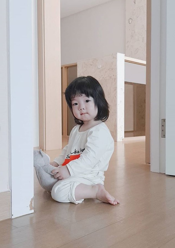 ソ・イヒョン、間もなく1歳の次女の写真公開