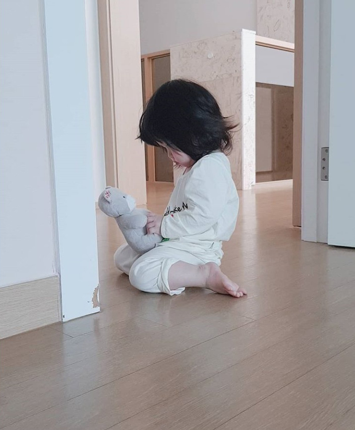 ソ・イヒョン、間もなく1歳の次女の写真公開