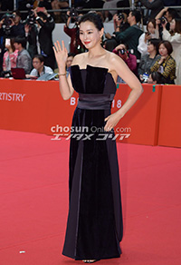 【フォト】イ・ハニ、肩出しドレスが上品＝釜山映画祭