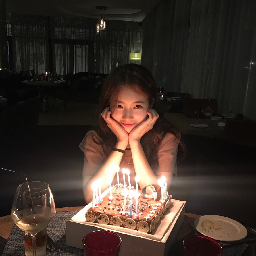 「モロッコで誕生日」スジ、ケーキの前でニッコリ