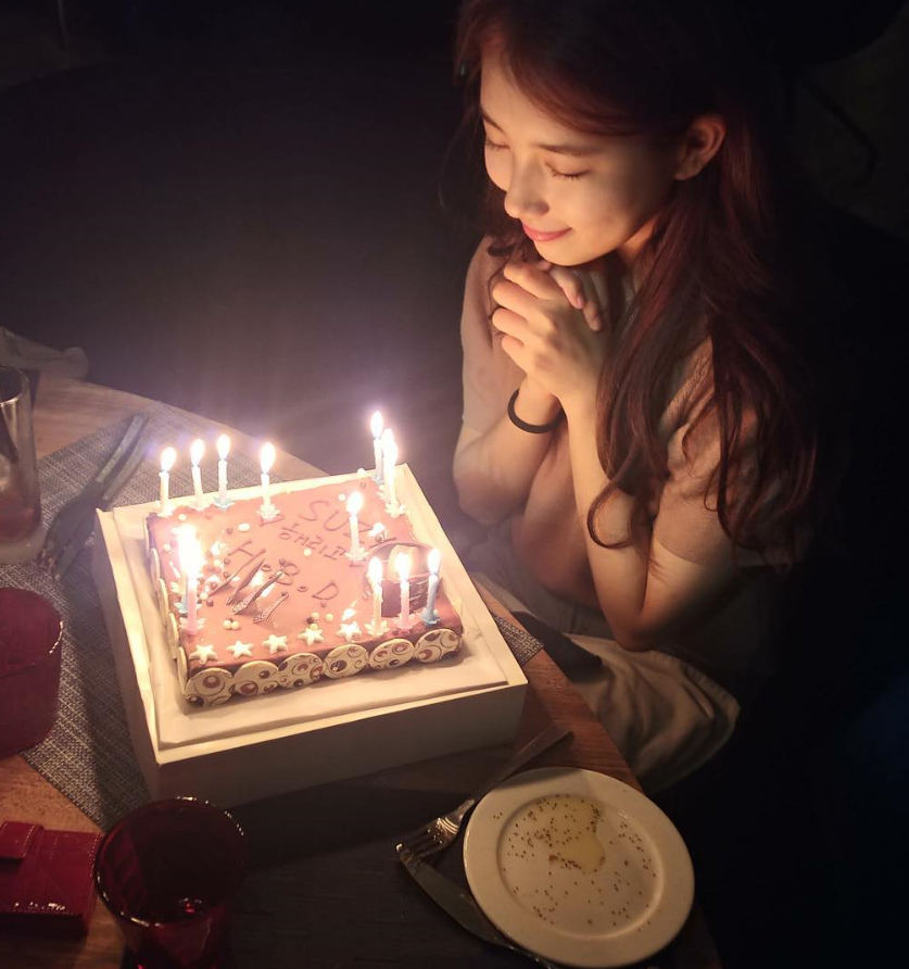 「モロッコで誕生日」スジ、ケーキの前でニッコリ