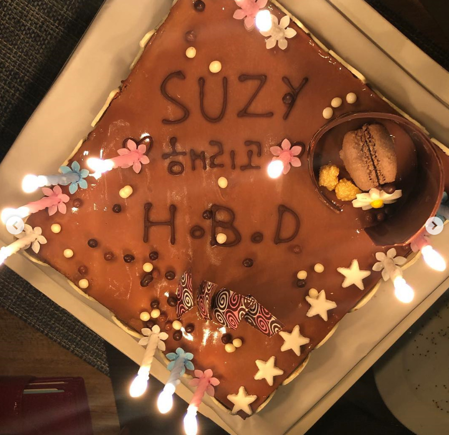 「モロッコで誕生日」スジ、ケーキの前でニッコリ