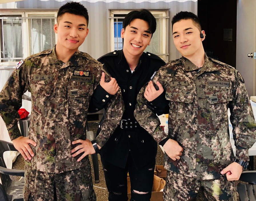 「早く会いたかった」　V.I.が軍服務中のSOL＆D-LITEとパチリ