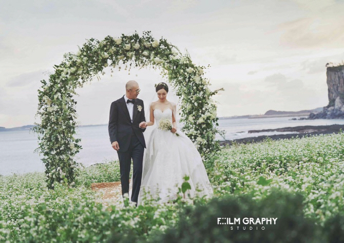 DJ DOCイ・ハヌル、済州島の結婚写真を公開