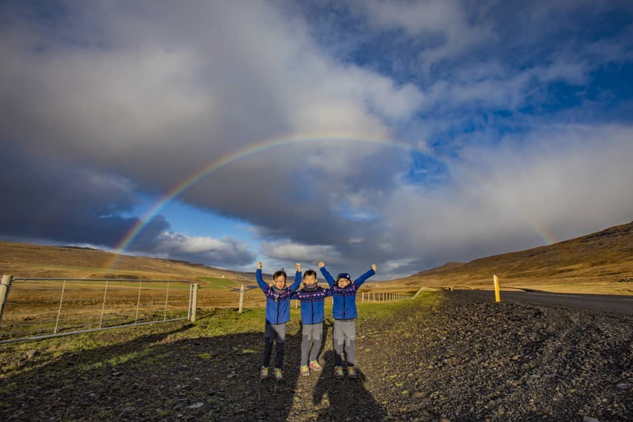 人気三つ子、アイスランドで虹をバックに万歳！