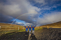 人気三つ子、アイスランドで虹をバックに万歳!